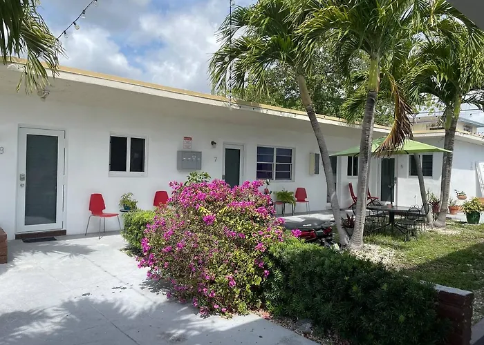 Pet friendly Private Studio Blocks From Coconut Grove Miami