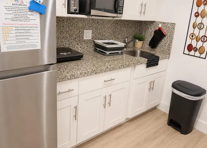 Quiet & Centrally Located House - Private Parking, Laundry And Storage For Luggage