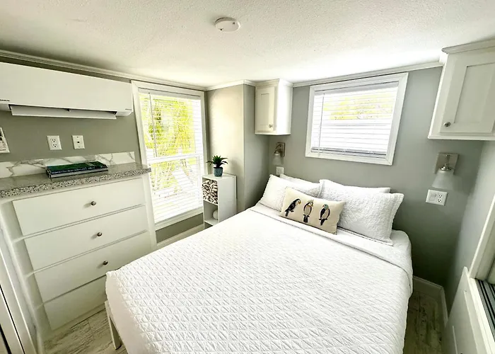 New Tiny Home Paddle Boards, Kayaks, Pool, Marina