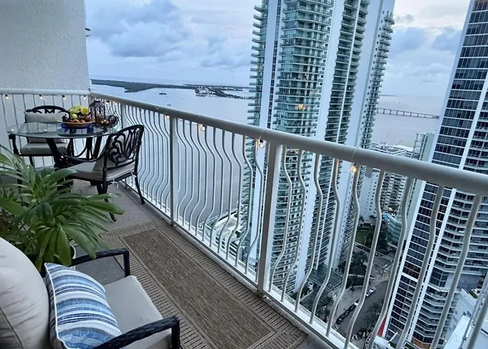 Brickell Apt With Bay Views, Pool, Free Parking