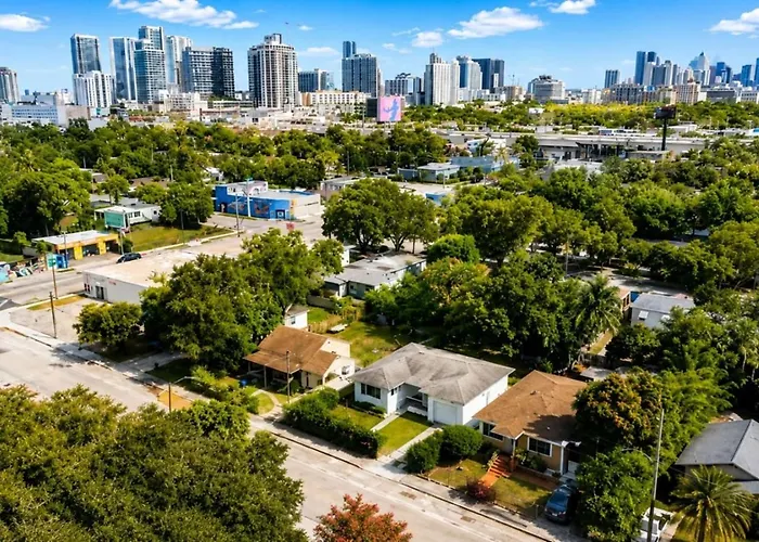 Big Triple Room In Design District Miami Kitchen And Bathroom Shared With Host