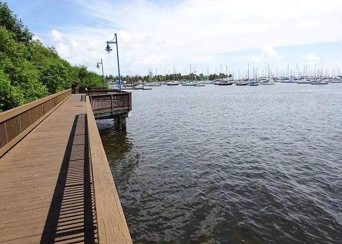 City View Balcony Steps From Restaurants, Peacock Park & Marina